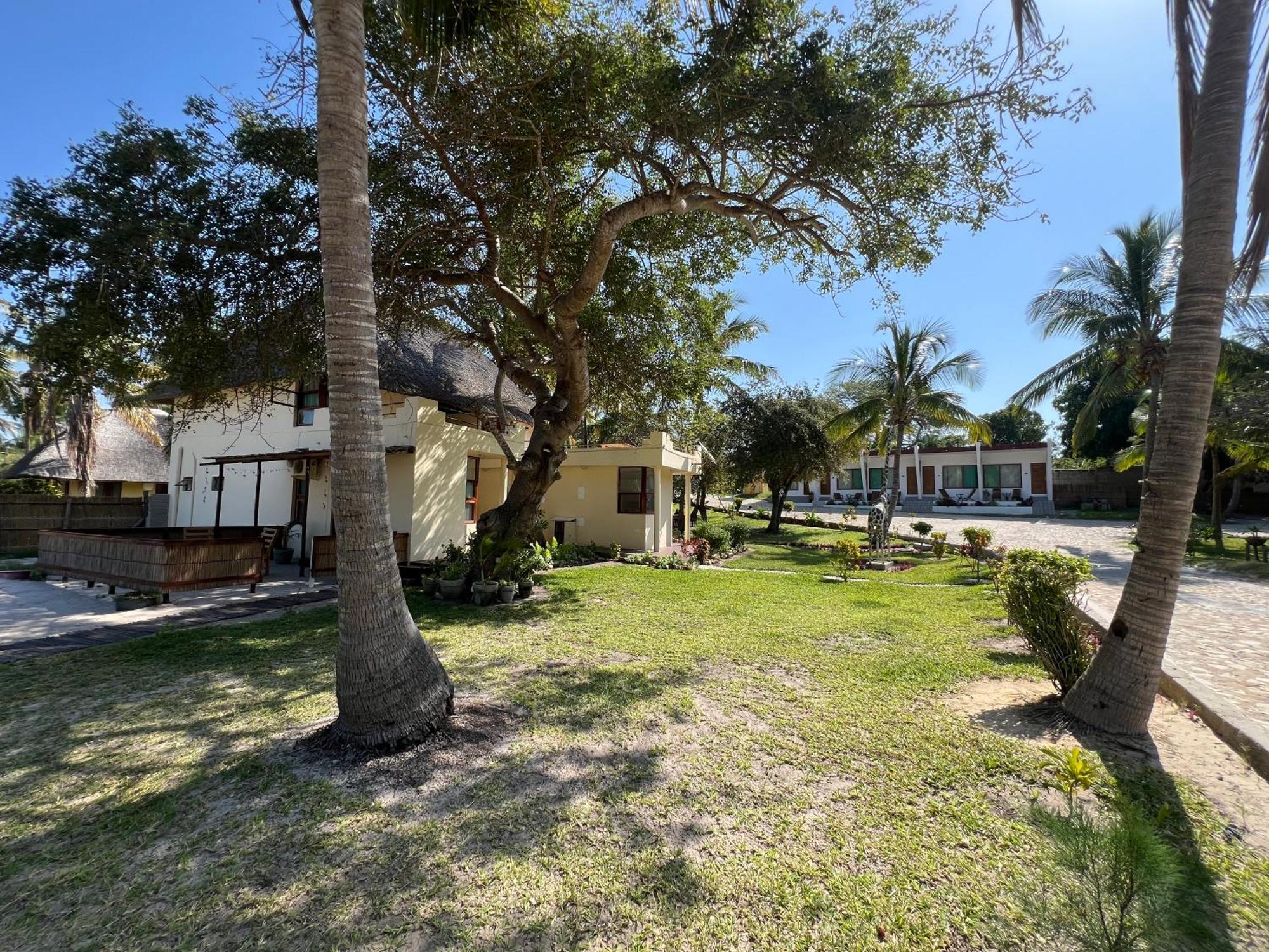 Bed and Breakfast New Giraffe House Виланкулос Экстерьер фото
